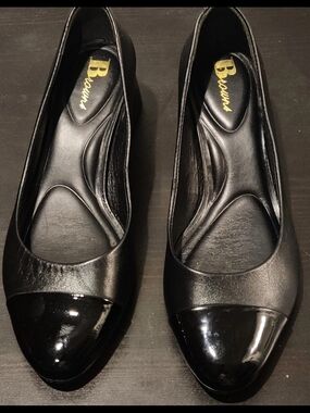Browns Womens 7.5 Black Leather Pumps with a Patent Leather Cap Toe